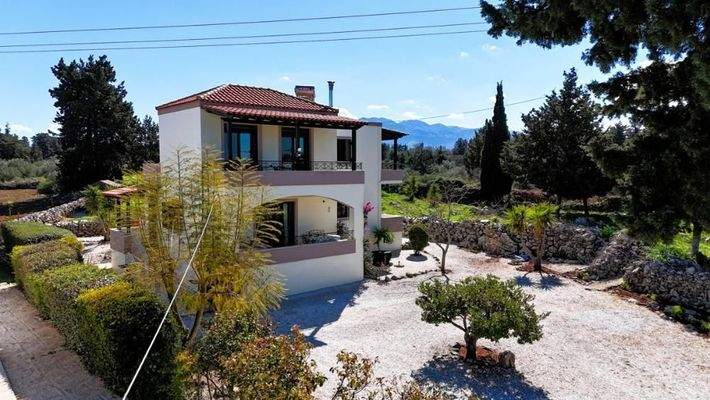 Villa mit Panoramablick auf Meer und weiße Berge auf einem 5.159 m² großen Privatgrundstück