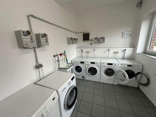 Waschraum mit Münz- Waschmaschienen