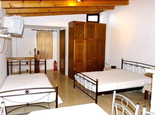 Kreta, Margarites: Renoviertes Steinhaus im Dorf zu verkaufen