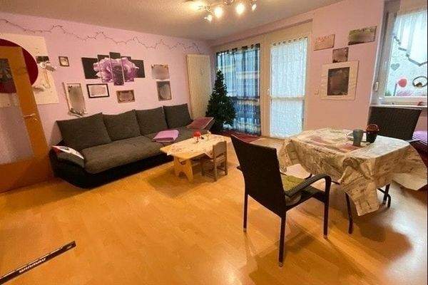 Wohn-Eßzimmer mit Zugang zur Terrasse