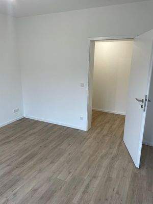 Leerer Raum mit Holzboden