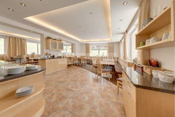 Großzügiger Frühstücksraum