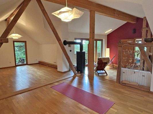 Studio mit Kaminofen im OG