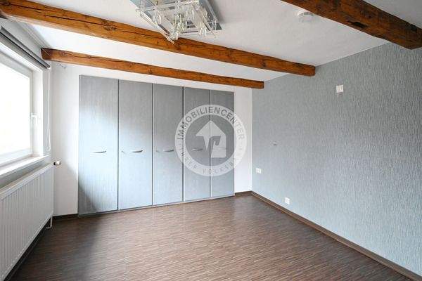 Der Blick in ein Schlafzimmer im Obergeschoss