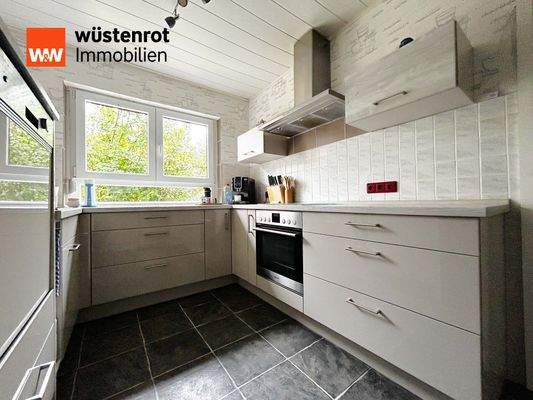 EG: Moderne Küche mit klaren Linien