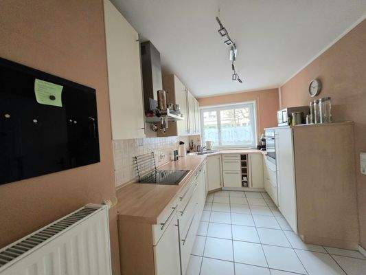 Geräumige Küche mit Fenster