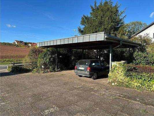 Carport und Stellplätze