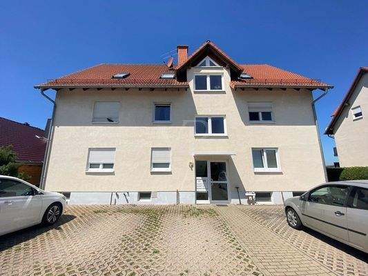 Haus in Front mit PKW Stellplätzen