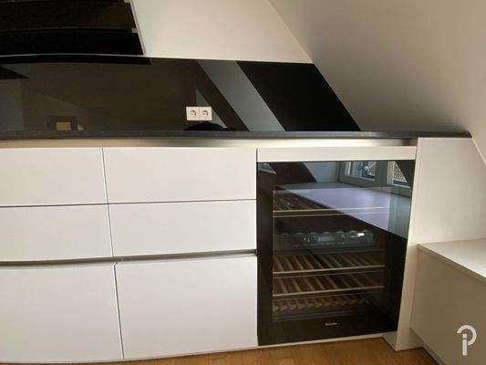 Küche mit Weinkühlschrank