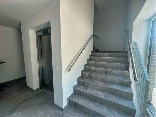 Treppenhaus mit Aufzug