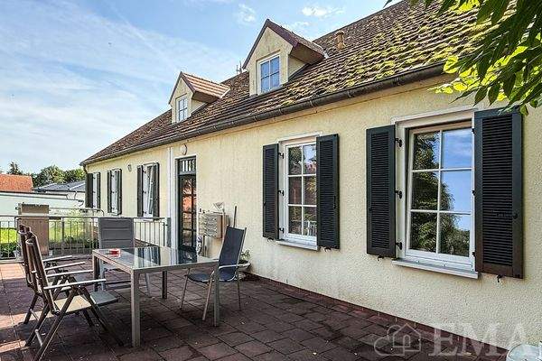 Frontansicht mit Terrasse