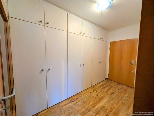 Flur mit Einbauschränken