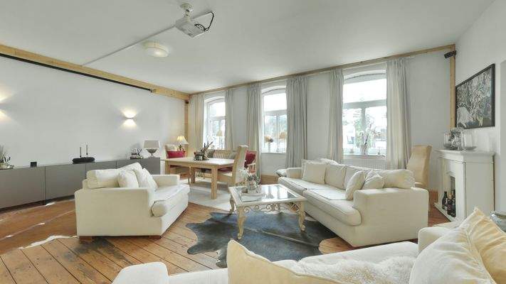 Das großzügige Wohnzimmer