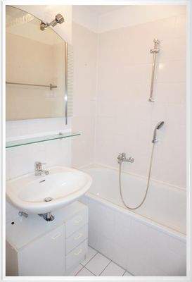 schönes modernes Bad mit Wanne