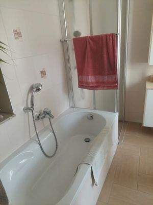Bad mit Wanne und Dusche