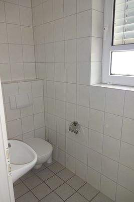Toilette, weiß gefliest