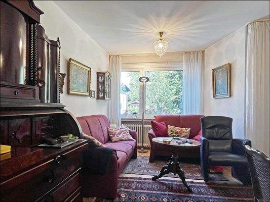 Der Wohn- und Essbereich ist mit Echtholzparkett ausgestattet