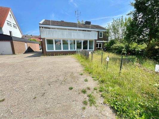 Haus von hinten mit Parkplatz weiter weg