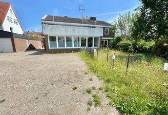 Haus von hinten mit Parkplatz weiter weg