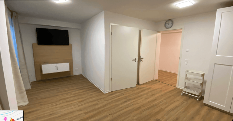 Moderner Raum mit Holzfußboden