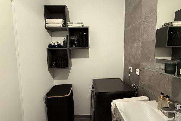 Modernes Bad mit Waschmaschinenanschluss