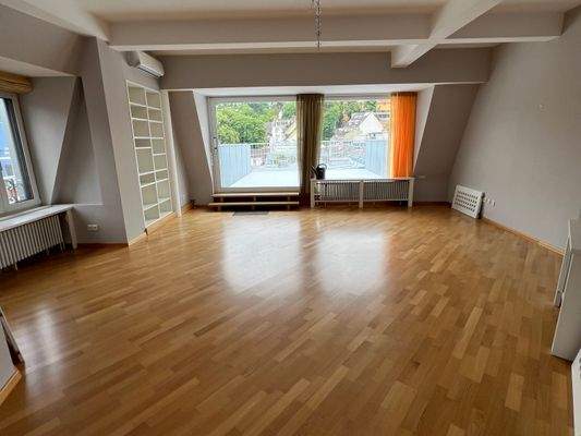 Wohnzimmer mit Dachterrasse.jpg