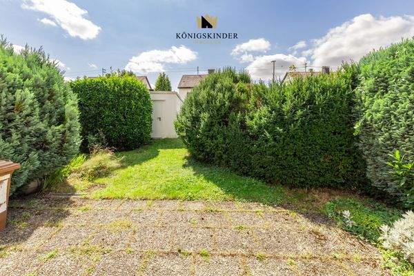 Grüner Rückzugsort hinter dem Haus