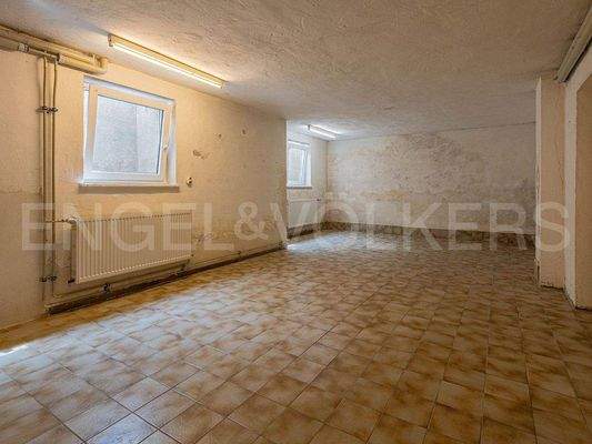 Großer Abstellraum im Untergeschoss