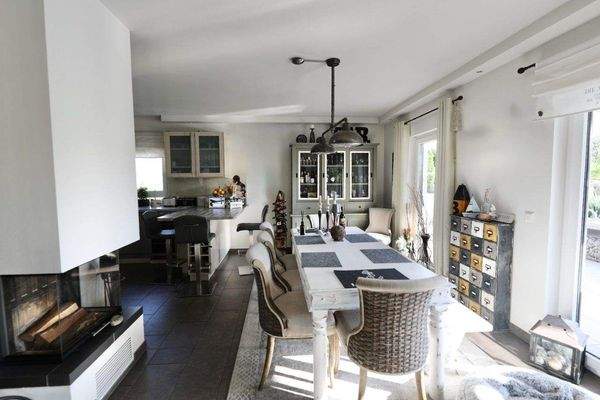 EG: Wohn-/Essbereich Kamin