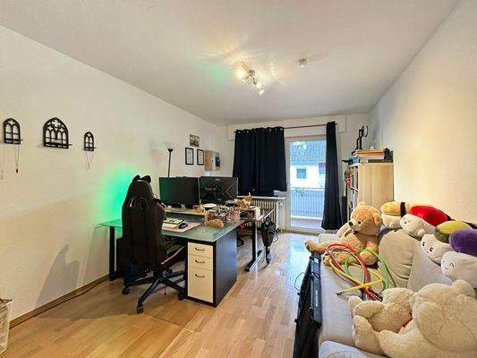 Kinderzimmer / Büro mit Zugang zum Balkon