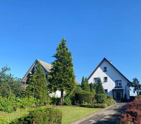 Großansicht Nordseite mit Nachbarhaus