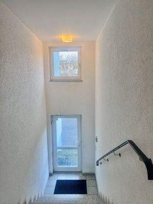 Hauseingang Rückseite Parkplatz