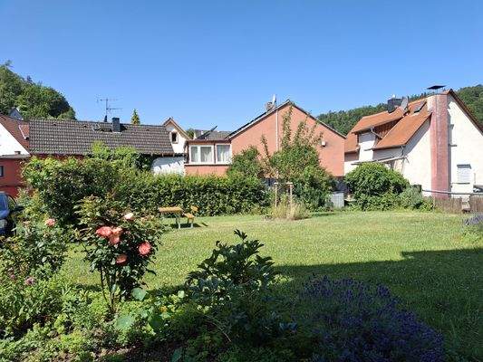 Blick von der Terrasse in den Garten