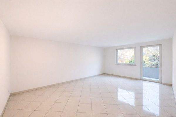 Wohnzimmer ohne Möbel (KI)