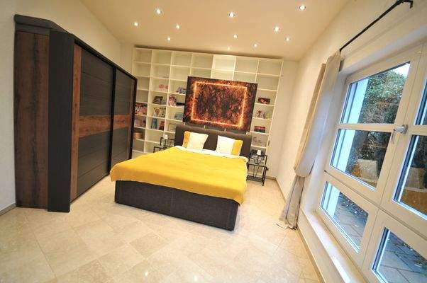 Das Gästezimmer mit Blick in ihren
kleinen Park