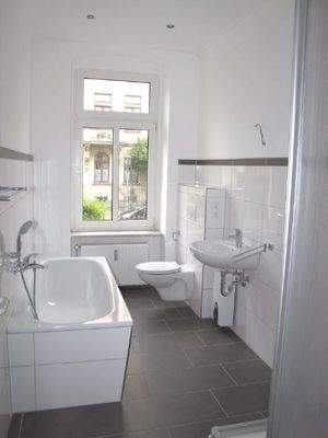 Bad mit Wanne und Dusche