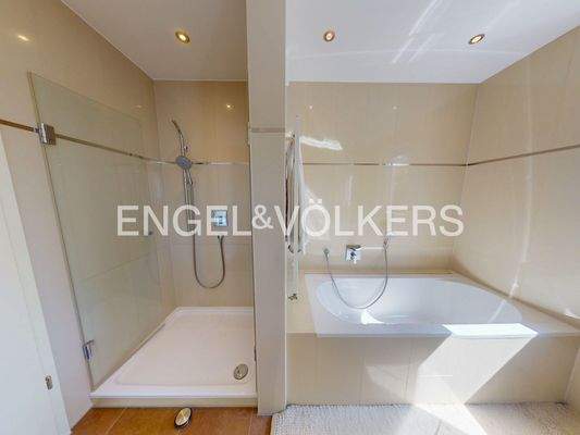 ...mit begehbarer Dusche und Badewanne