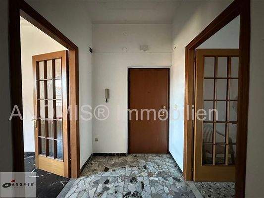 Eingangstür von Innen mit Flur