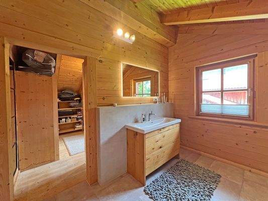 Bad im Dachgeschoss mit Zugang zur Sauna