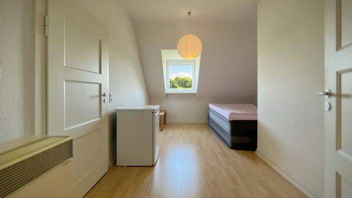 Zimmer mit einer gemütlichen Dachschräge und Durchgang zum benachbarten Zimmer