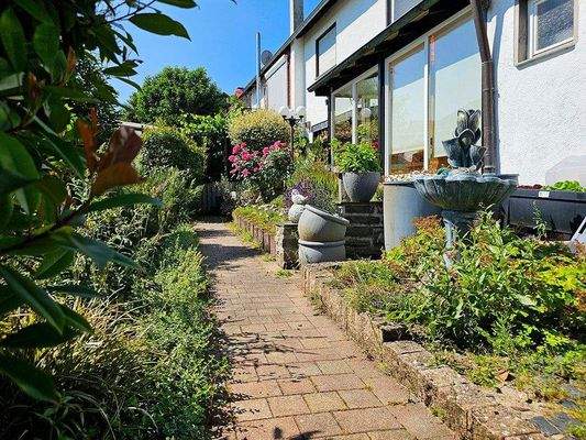 Garten mit kleinem Teich