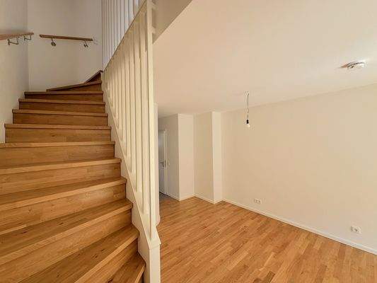 Holztreppe im Wohnzimmer