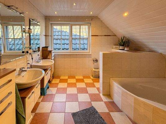 Bad im Dachgeschoss