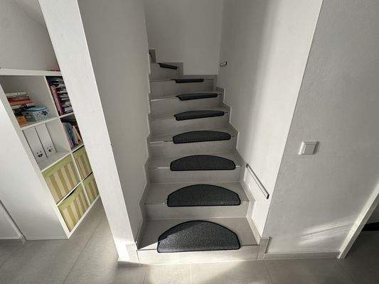 Treppe (Haus links)