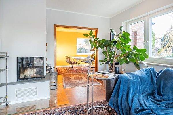 Lichtdurchflutetes Wohnzimmer