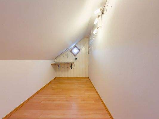 praktische Ankleide oder Abstellraum 