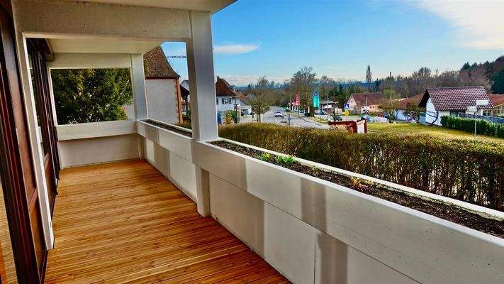 großer Balkon mit Blick Richtung Süden