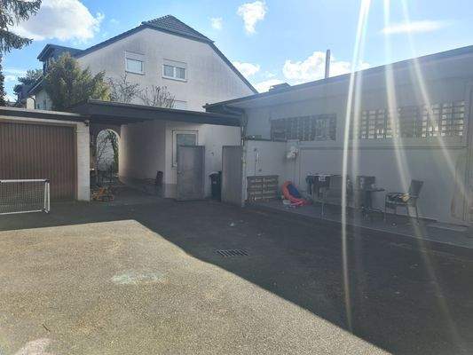 Innenhof mit Garage und Carport