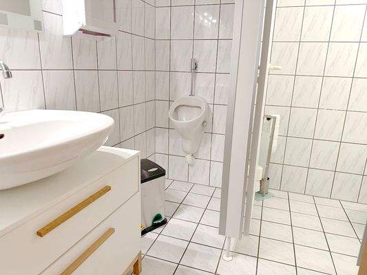 mit Lager oder Arbeitsraum + WC.