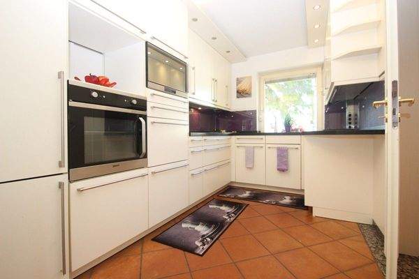 Die moderne Einbauküche mit Fenster …